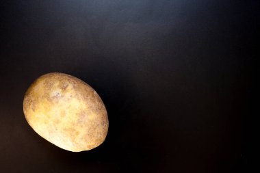 Siyah masada patates, yemek arkaplanı. İzole edilmiş patates.