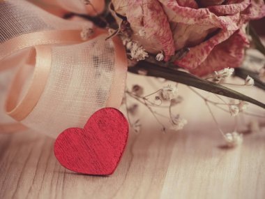 Romantik arka plan ile kalp ve kuru çiçekler