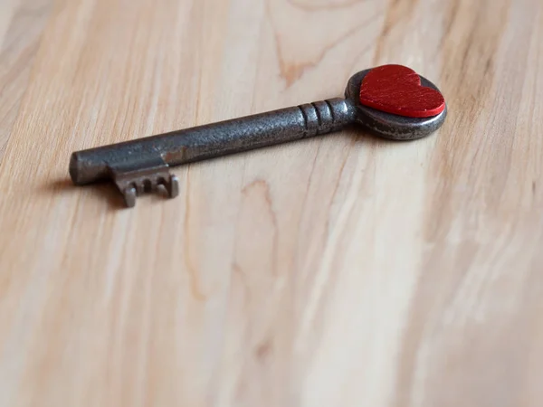 Старый ключ и красный фон сердца — стоковое фото