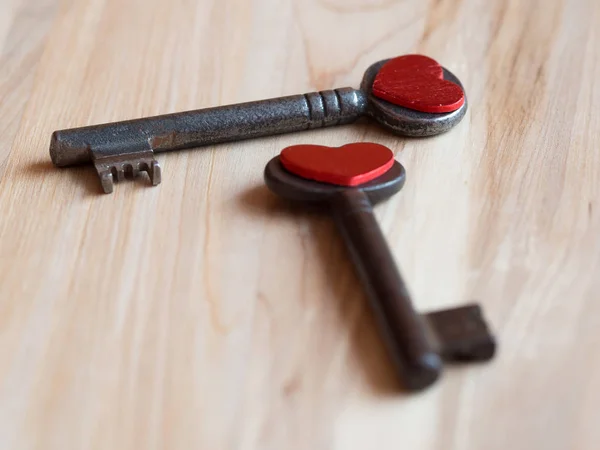 Старые ключи и красный фон сердец — стоковое фото
