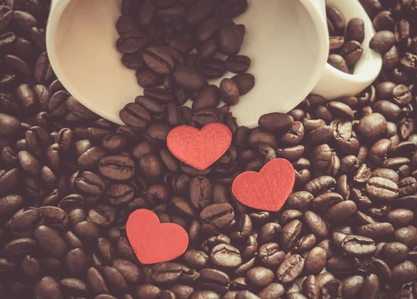 Koffie Bonen Met Rode Hartjes Witte Kop — Stockfoto