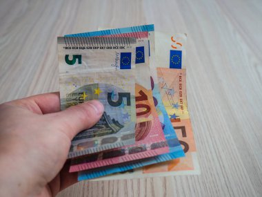 Avro banknotlarıyla el ele tutuşuyorlar