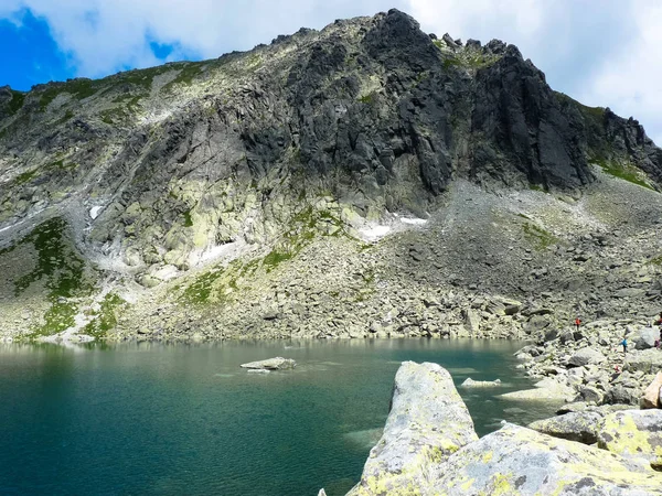 Sjön Capie pleso i Tatrabergen. — Stockfoto