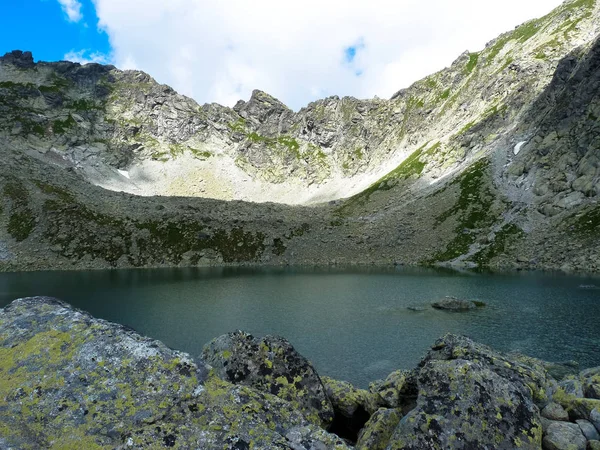 Sjön Capie pleso i Tatrabergen. — Stockfoto