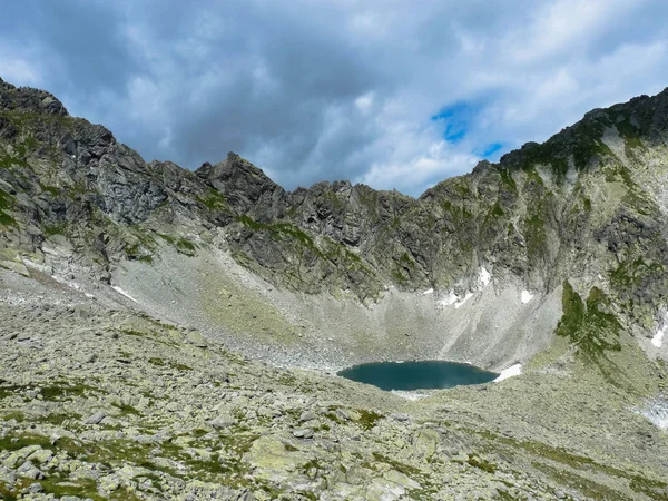 Lago Okruhle pleso em montanhas Tatras . — Fotografia de Stock