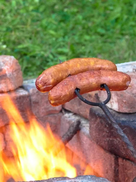 Grillkorv på elden. — Stockfoto