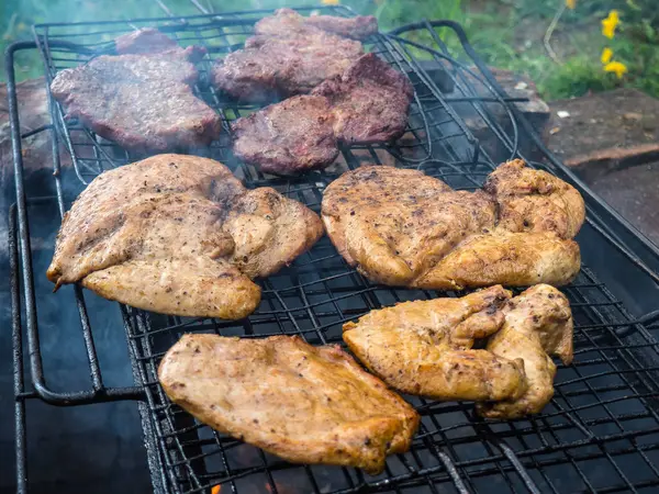 통안에 있는 BBQ 식품 — 스톡 사진