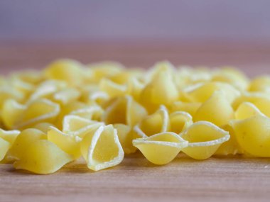 Pişmemiş makarna üzerine ahşap bir bankamatik 