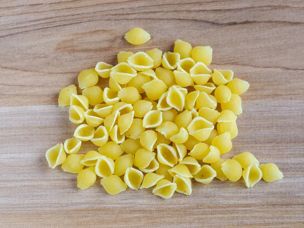 Pâtes crues sur une boulangerie en bois — Photo