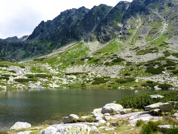 Lago Pleso nad Skokom em montanhas Tatras . — Fotografia de Stock