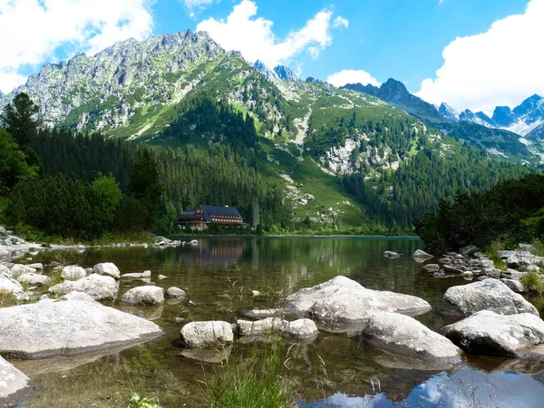 Nad jeziorem Popradské pleso w Tatrach. — Zdjęcie stockowe