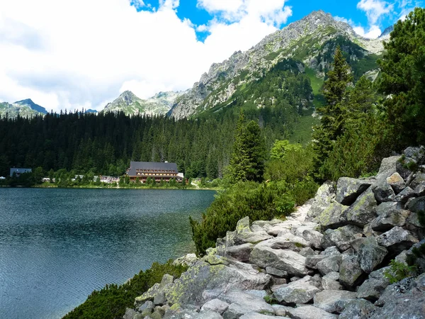 Nad jeziorem Popradské pleso w Tatrach. — Zdjęcie stockowe