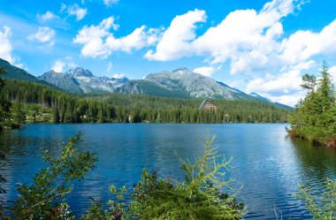Göl Strbske pleso Tatras dağlarda.