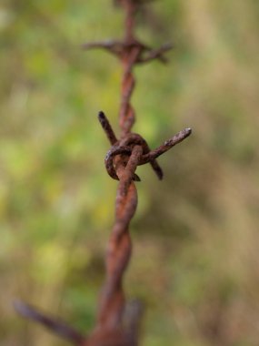 Eski paslı dikenli tel