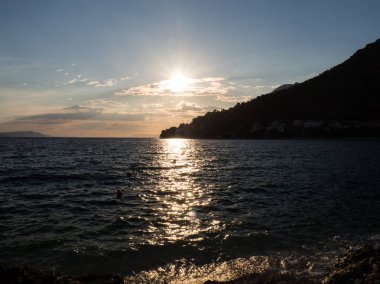 Hırvatistan 'ın Drvenik kentinde Akdeniz üzerinde gün batımı