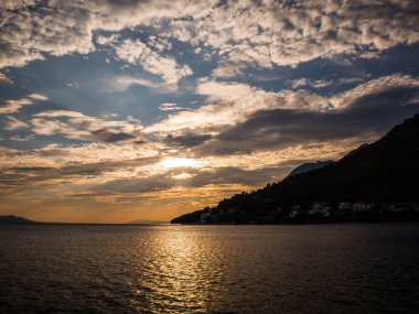 Hırvatistan 'ın Drvenik kentinde Akdeniz üzerinde gün batımı 