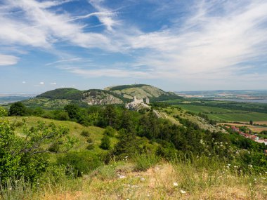 Yetim Kalesi - Palava ve Devin 'de romantik harabe Pavlov Hills' in en yüksek dağı, Çek Cumhuriyeti, yürüyüş tatili