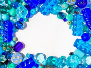 Beyaz arkaplanda mavi renkli parlak boncuklar kopyala