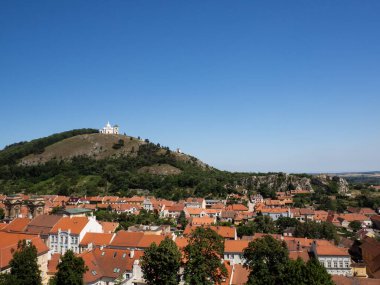 Aziz Sebastians Şapeli 'nin beyaz binalı kutsal tepesi. Ortaçağ, kilise. Mikulov, Çek Cumhuriyeti, Güney Moravya