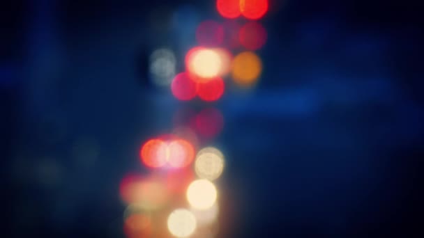 Bokeh stadsauto licht 's nachts — Stockvideo