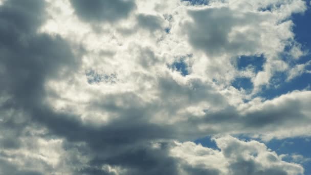 Enorma moln ovan lyser upp av solen — Stockvideo
