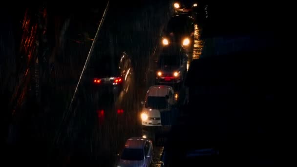 Carros em chuva pesada na estrada da cidade — Vídeo de Stock