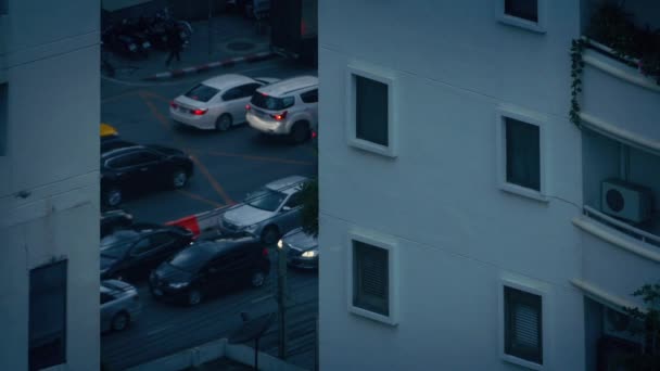 Strada trafficata da appartamenti la sera — Video Stock