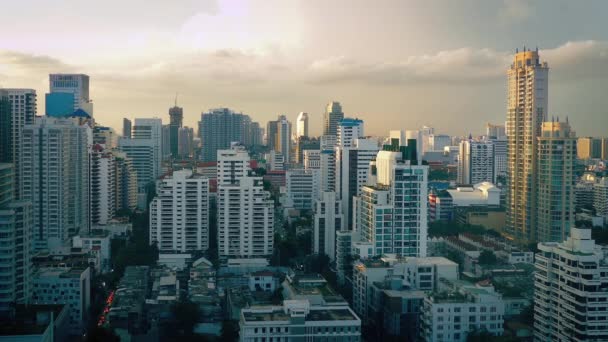 Vista sobre a cidade ao pôr do sol — Vídeo de Stock