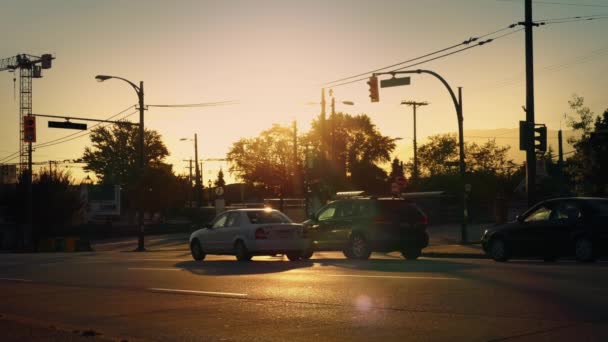 Auto's Pass In dramatische zonsondergang verlichting — Stockvideo