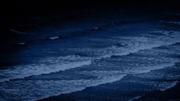 Grandes vagues de l'océan la nuit 