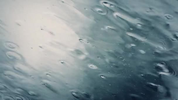 Zware regen op dakraam — Stockvideo