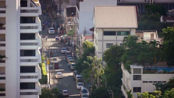 Estrada de cidade ensolarada no país Tropical — Vídeo de Stock