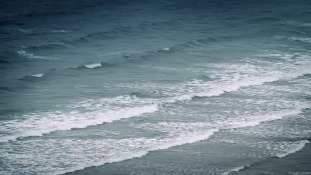 Dramatik dalgaları kıyıda kırma — Stok video