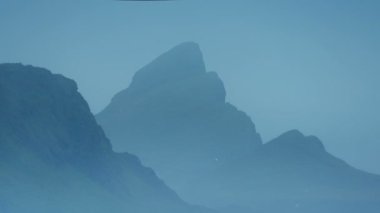 Misty Cliffs etrafında uçan kuşlar