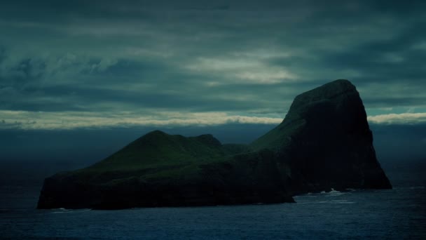 在晚上的岩石岛屿 — 图库视频影像
