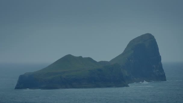 Остров Роки в океане — стоковое видео