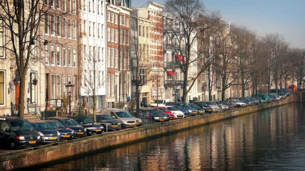 Fila de coches por el Canal — Vídeo de stock