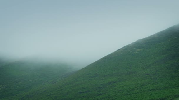 Gęstej mgle przenoszenie Over Hills — Wideo stockowe
