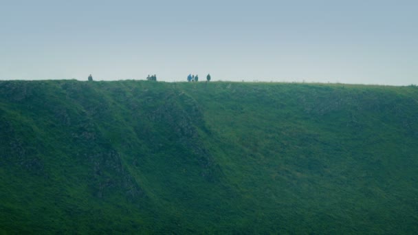 Les gens marchent le long de la colline — Video