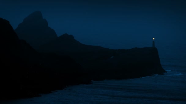 Faro en la costa rocosa por la noche — Vídeo de stock