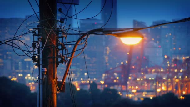 Pouliční lampy s městem v pozadí — Stock video