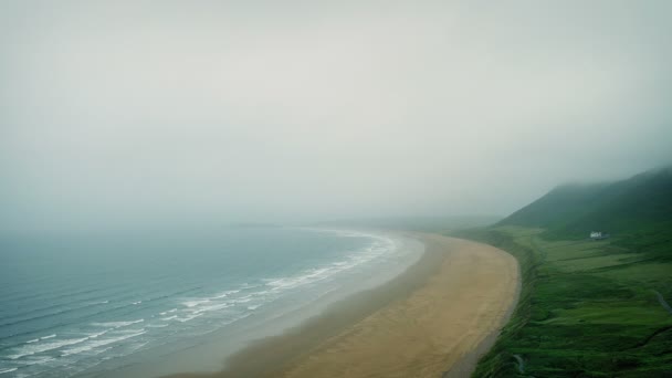 Paesaggio costiero nel giorno nebbioso — Video Stock