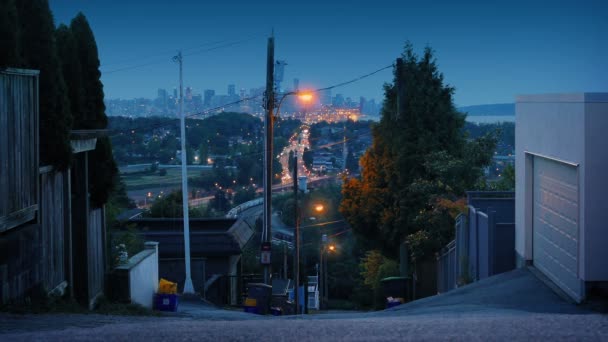 Vista desde la colina a la ciudad por la noche — Vídeos de Stock