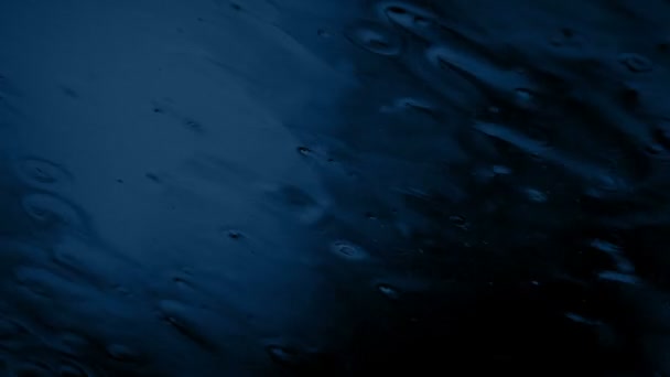 Dakraam In regen Storm bij nacht — Stockvideo