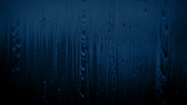 Regn på fönster på natten — Stockvideo