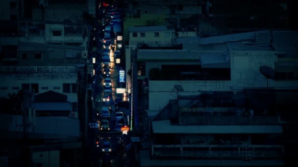 Arabalar Up Avenue gece karanlığında ışık şehir — Stok video