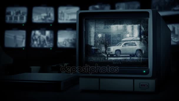 Estação de monitoramento de CCTV assistindo carro chegando — Vídeo de Stock