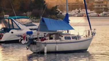 Günbatımı koyunda yatlar.