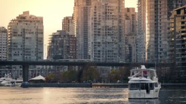 Akşam limanda şehir