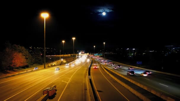 Route de la ville occupée avec pleine lune — Video